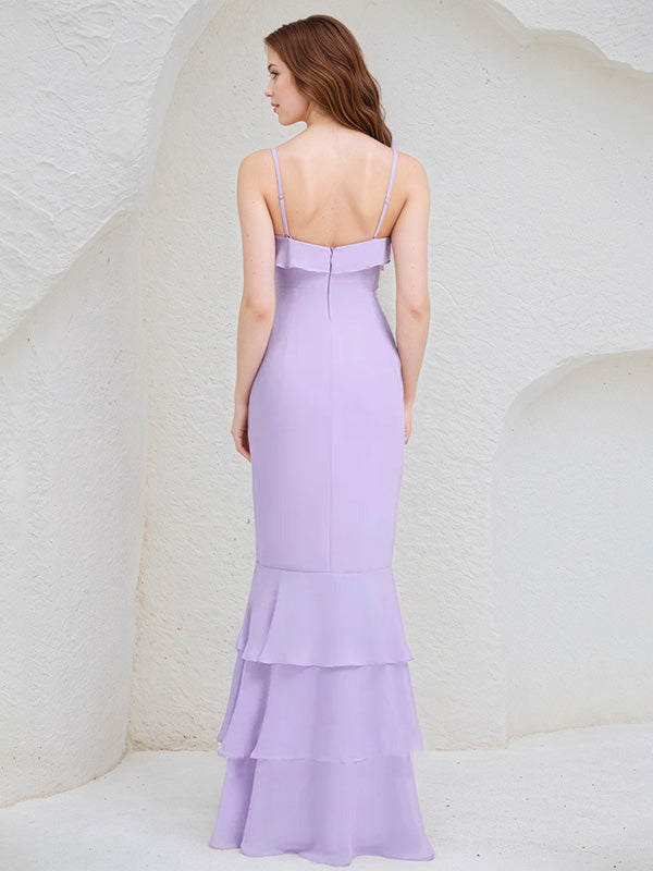 Vestido de dama de honor lila de gasa con tirantes finos, sin mangas y largo hasta el suelo con volantes en cascada