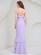 Vestido de dama de honor lila de gasa con tirantes finos, sin mangas y largo hasta el suelo con volantes en cascada