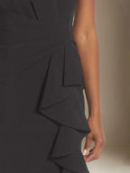 Eng anliegendes/Schlauchförmiges Stretch-Krepp Kleid mit Rundhalsausschnitt, ärmellos, bodenlang mit Rüschen