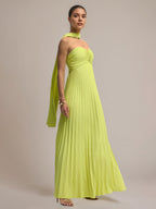 Vestido largo plisado de gasa verde con línea A, off shoulder y sin mangas