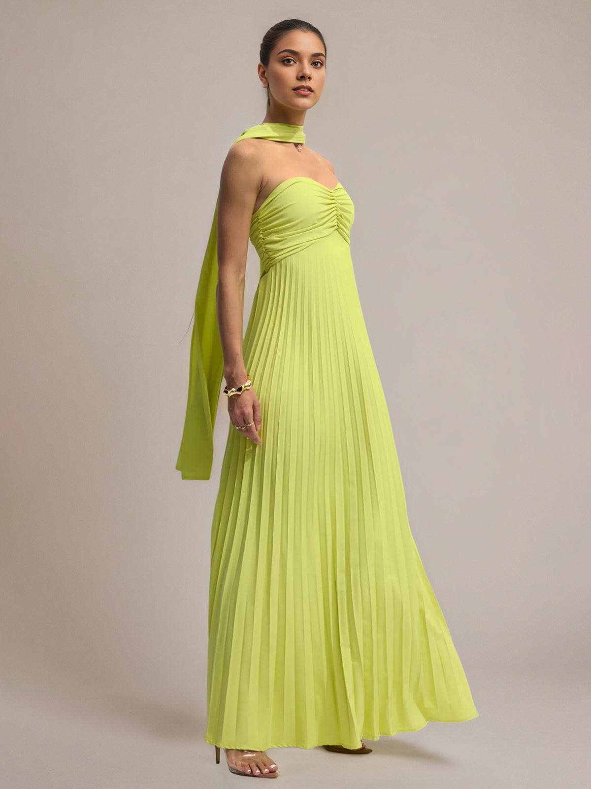 Vestido largo plisado de gasa verde con línea A, off shoulder y sin mangas