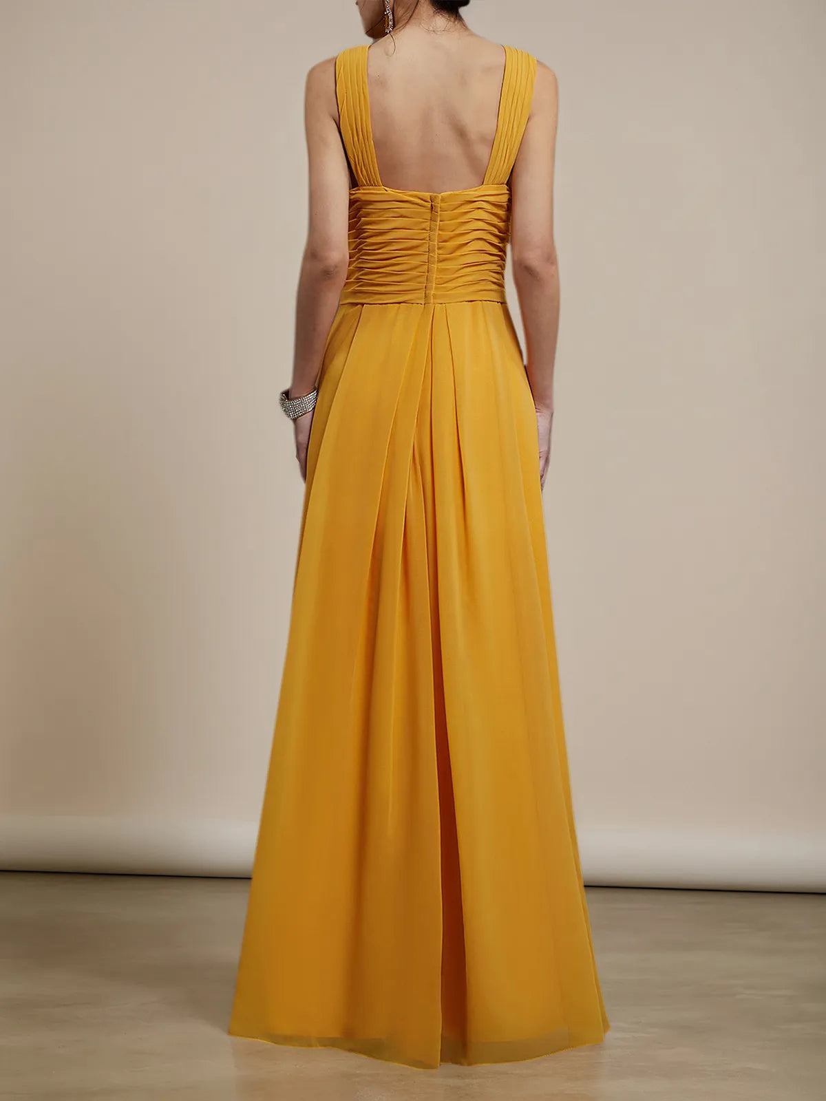 Robe maxi ligne A jaune en chiffon plissé à col croisé sans manches pour demoiselle d'honneur