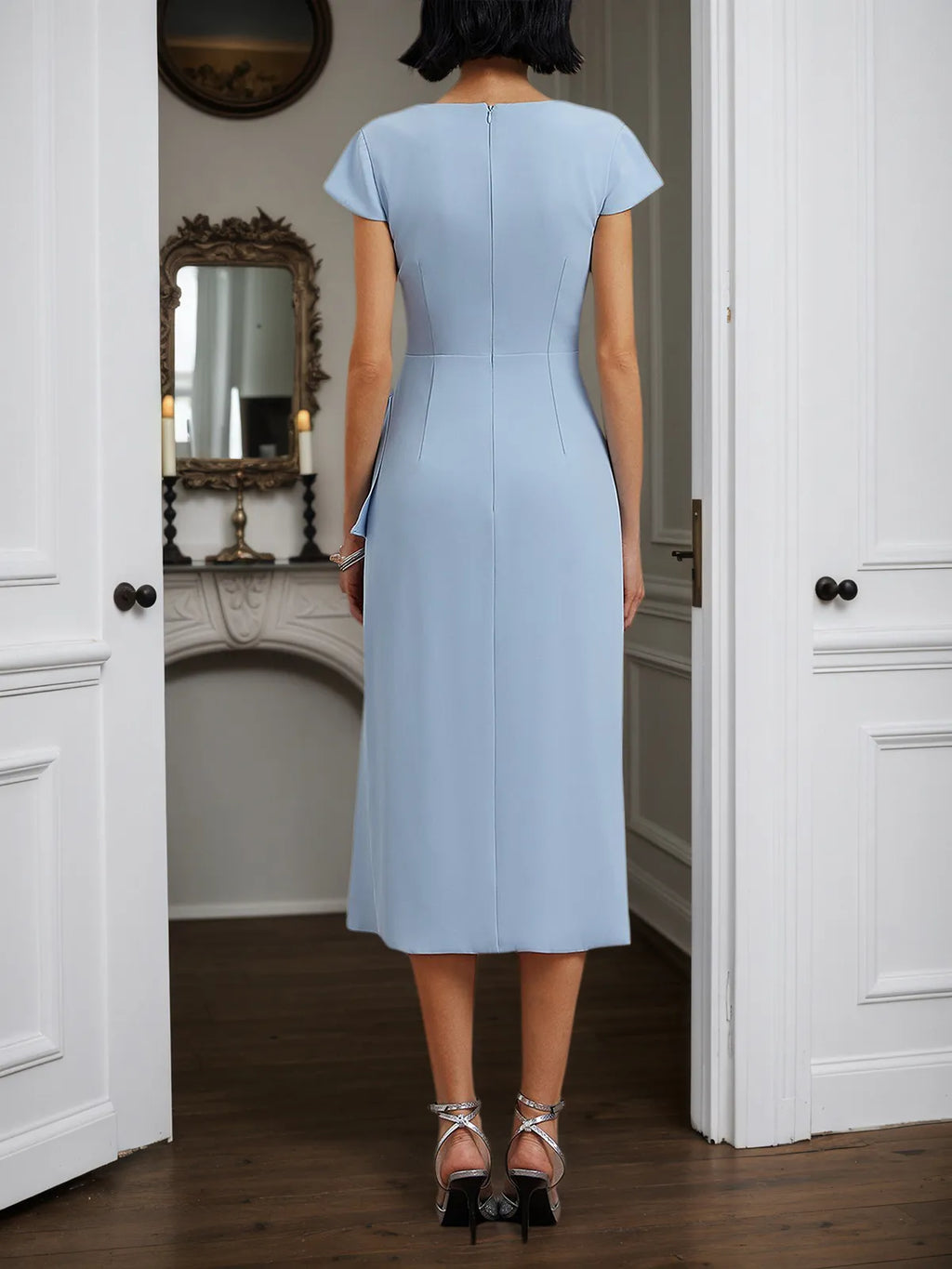 Hellblaues, gerafftes, asymmetrisches klassisches Kleid mit Wasserfallausschnitt, kurzen Ärmeln, Etuikleid in Midi-Länge