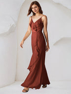 Vestido longo de dama de honra ferrugem de chiffon com alças finas, corte evasê e sem mangas