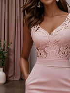 Rosa Spitzenkleid mit Hotfix-Verzierung, klassischem V-Ausschnitt, ärmellos, knielang