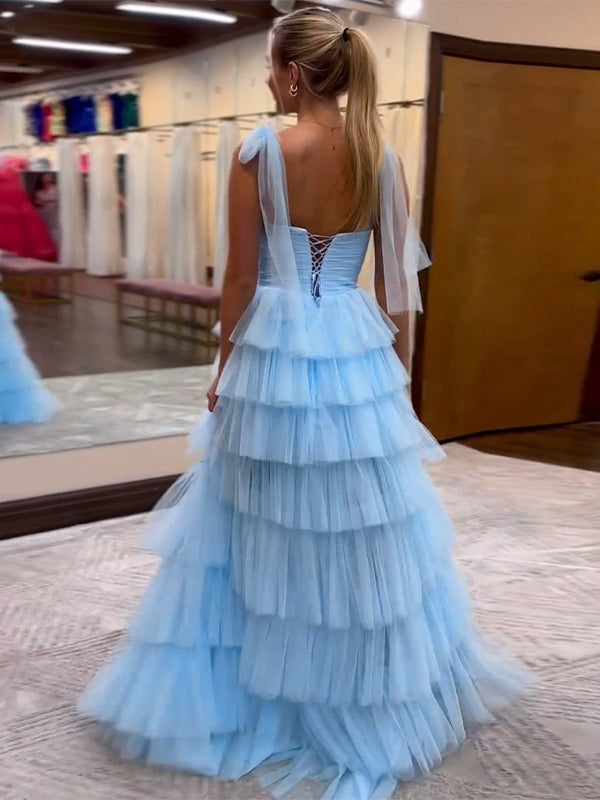 Blaues A-Linien Spaghettiträger Tüll gestuftes langes Abschlussballkleid mit Schlitz