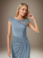 Vestido largo línea sheath/columna de gasa azul polvo con cuello barco, mangas cortas y abertura