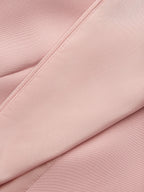 Vestido corto rosa ajustado/columnar de satén con escote en V y mangas cortas hasta la rodilla
