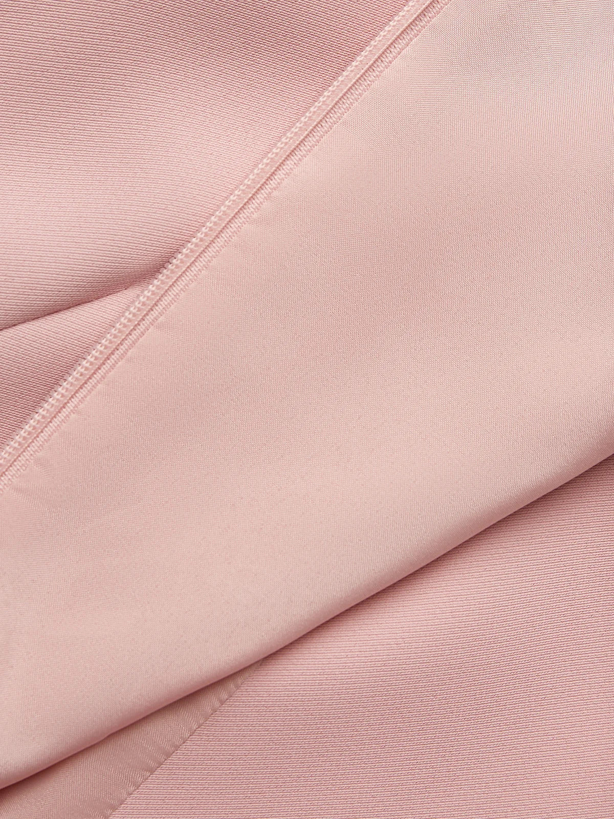Vestido corto rosa ajustado/columnar de satén con escote en V y mangas cortas hasta la rodilla
