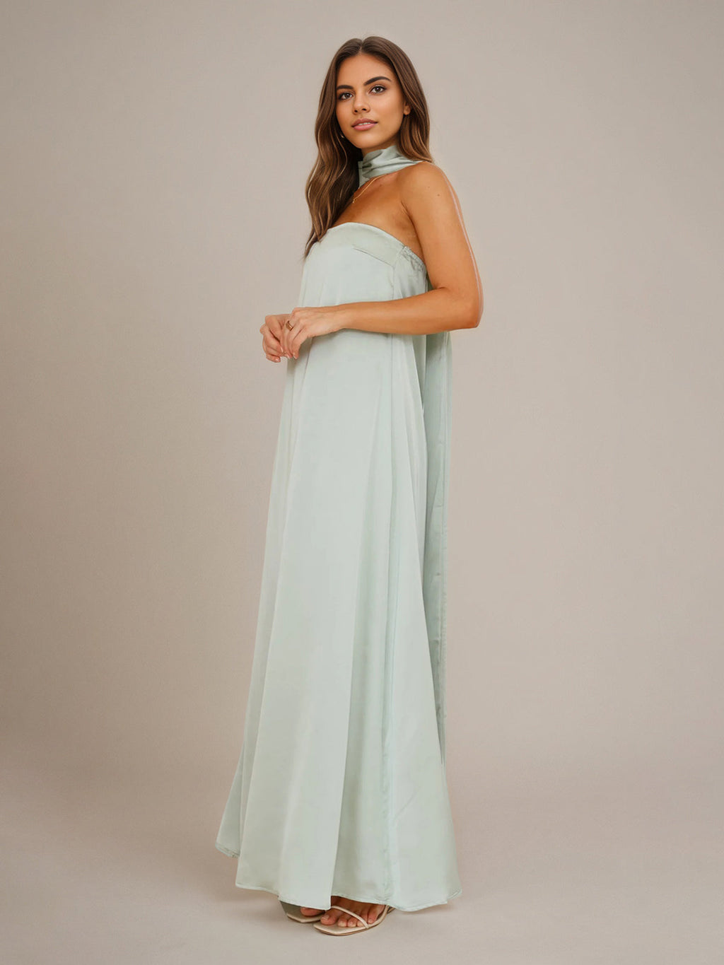Vestidos de madrinha em cetim sálvia, corte evasê, gola halter, sem mangas e comprimento até o chão