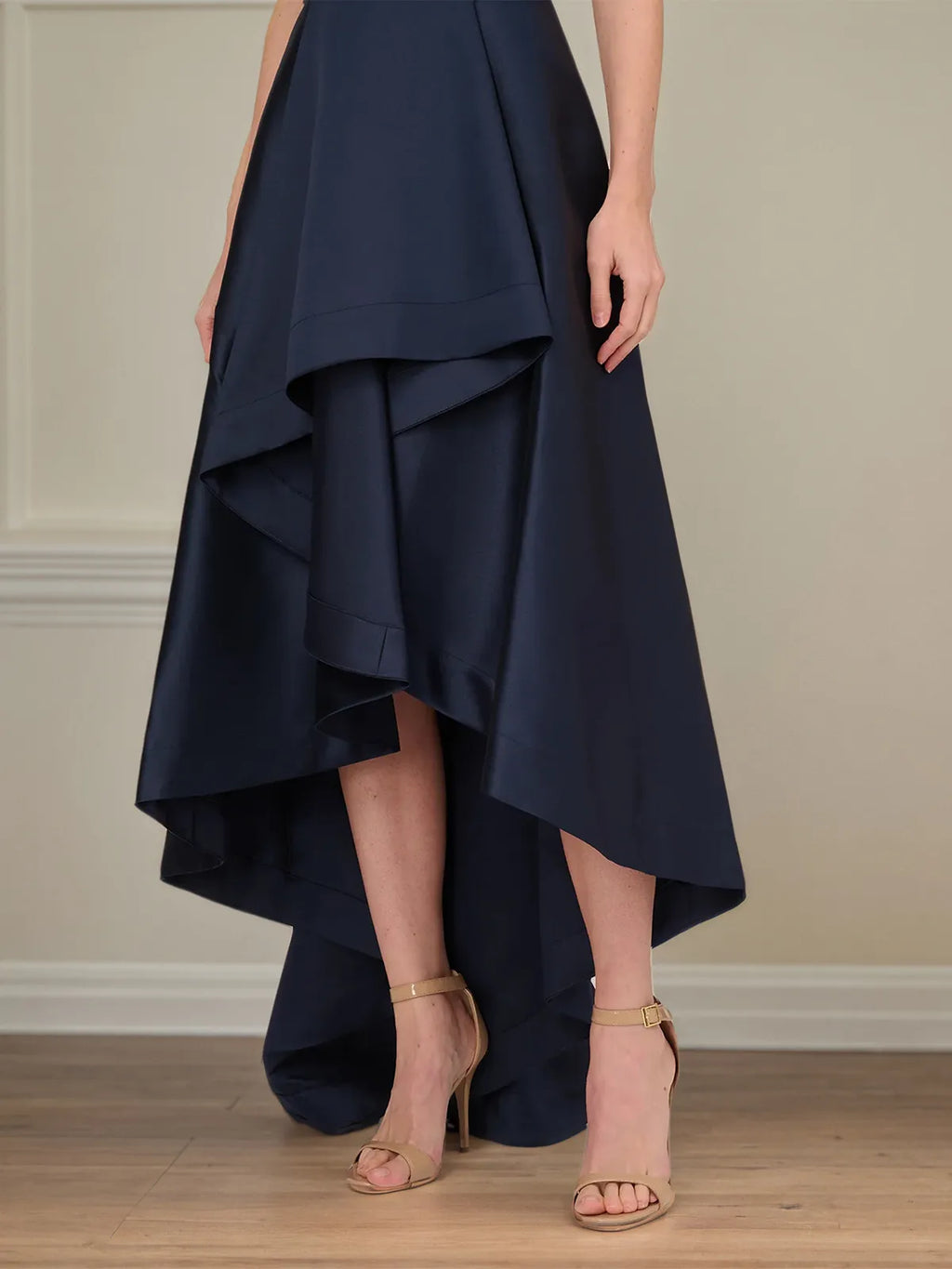 Robe mère de la mariée en satin A-line sans manches à col rond asymétrique