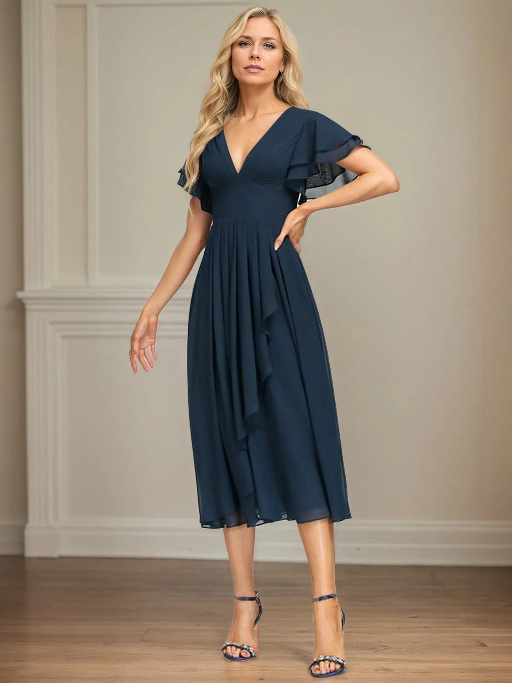 Vestido de chiffon em linha A, comprimento tea, decote em V e babados em cascata