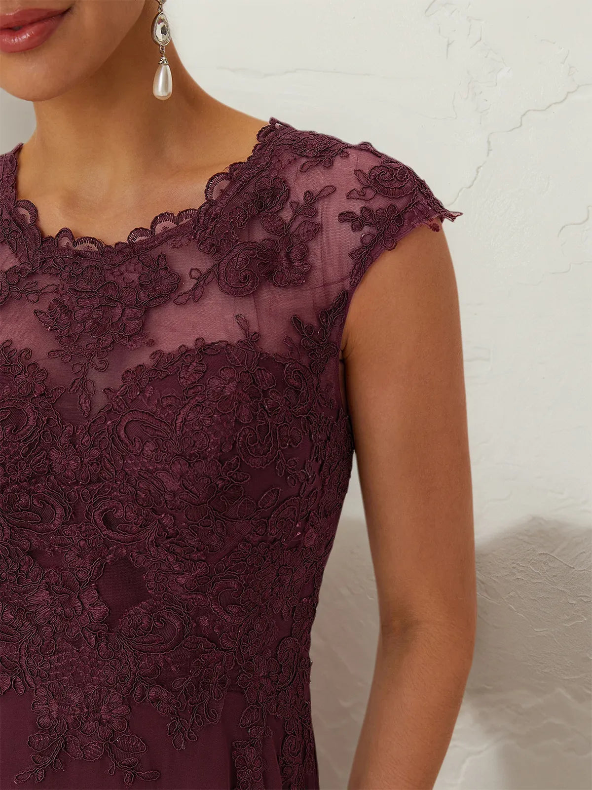 Abito lungo da donna in pizzo e chiffon color rosso vino, scollo tondo e maniche a cappuccio, linea a trapezio
