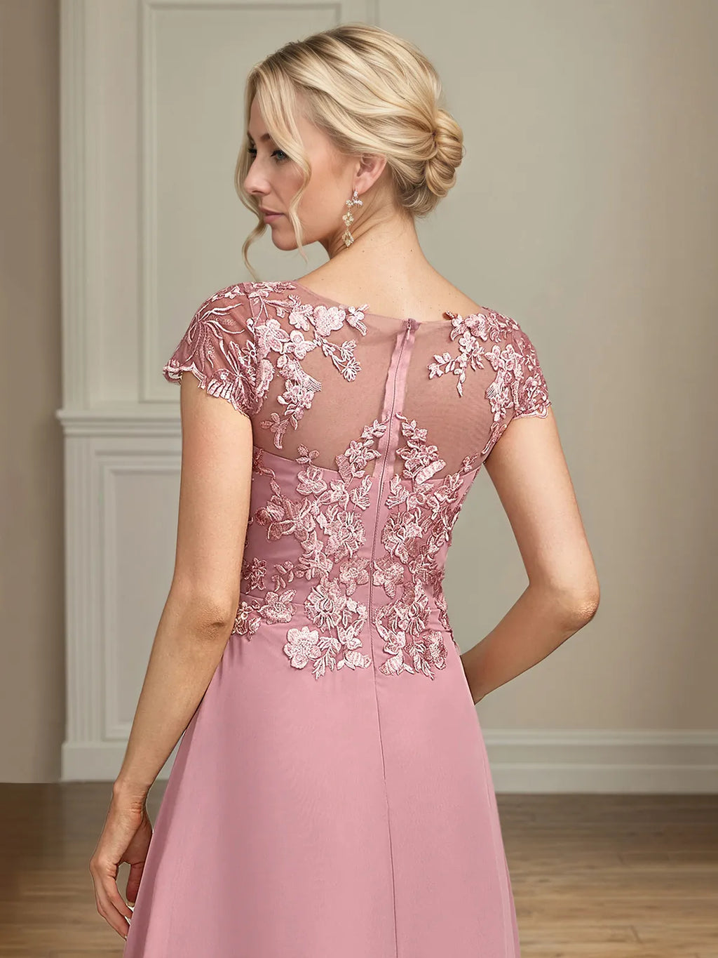 Vestido de mãe da noiva em chiffon corte evasê com decote redondo e aplicações