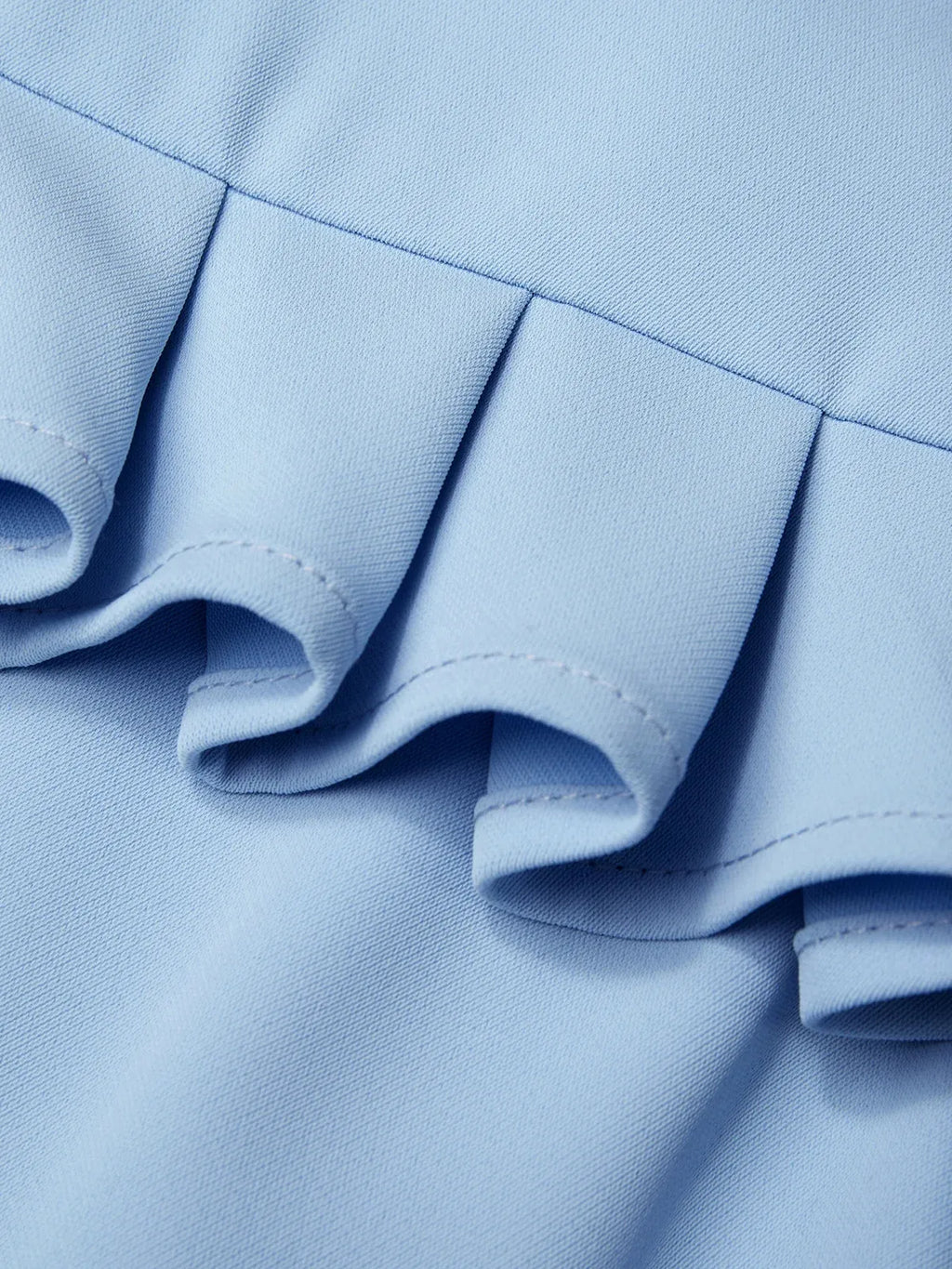Vestido midi azul claro, peplum clássico, alças finas, evasê