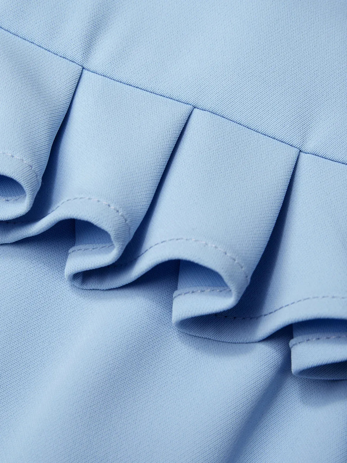 Vestido midi azul claro, peplum clássico, alças finas, evasê