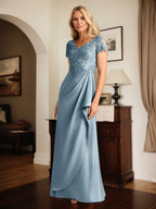 Robe longue en satin en ligne A avec col en V, manches courtes et appliques