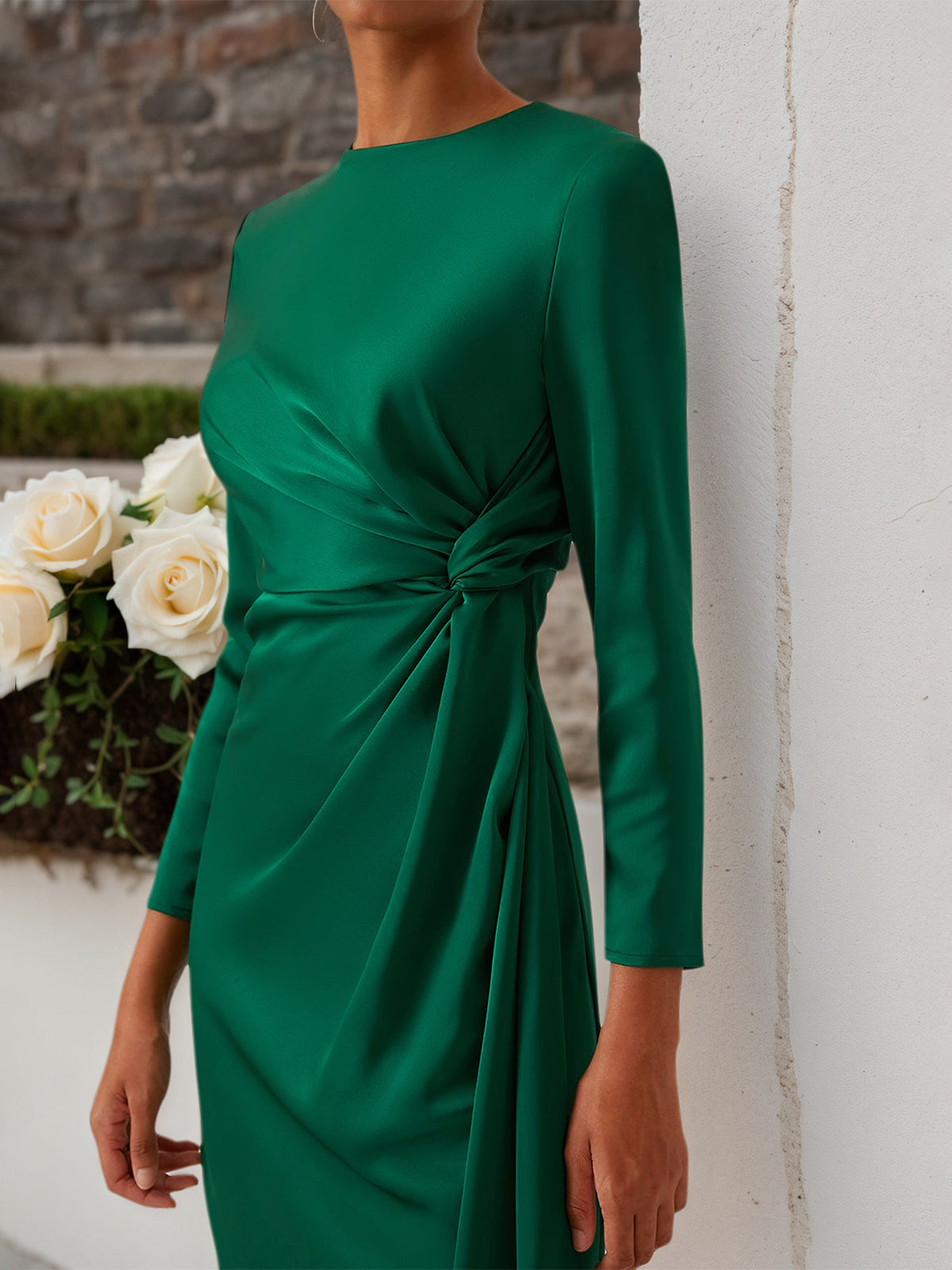 Vestido midi ajustado de satén verde con mangas largas
