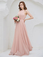 Abito lungo da damigella in chiffon rosa cipria a linea ad A con scollo all'americana e senza maniche