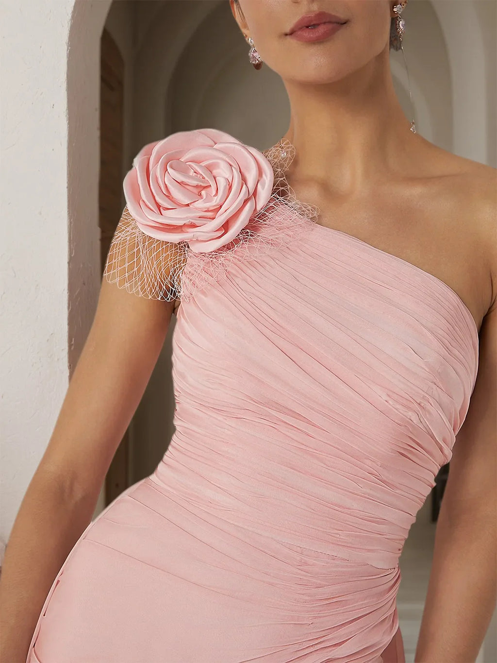 Robe fourreau rose en mousseline 3D florale à une épaule sans manches