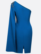 Robe midi fourreau classique asymétrique bleue avec appliques et ornements hotfix, une épaule, sans manches