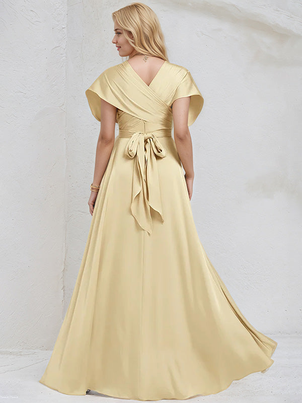 Vestido de Dama de Honra em Cetim Champanhe A Linha com Decote em V, Mangas Curtas e Comprimento ao Chão
