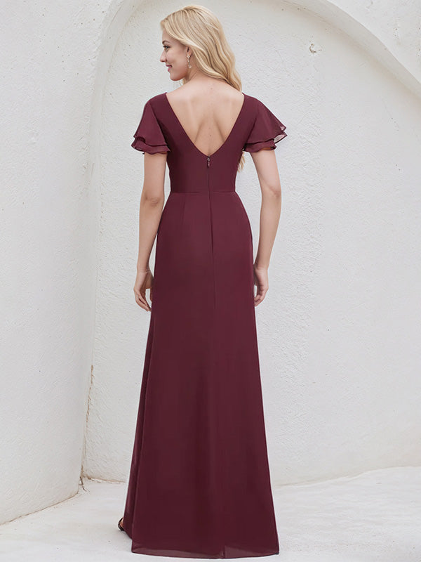 Vestido largo de dama de honor línea A de gasa color Cabernet con cuello barco y mangas con volantes