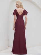 Vestido largo de dama de honor línea A de gasa color Cabernet con cuello barco y mangas con volantes
