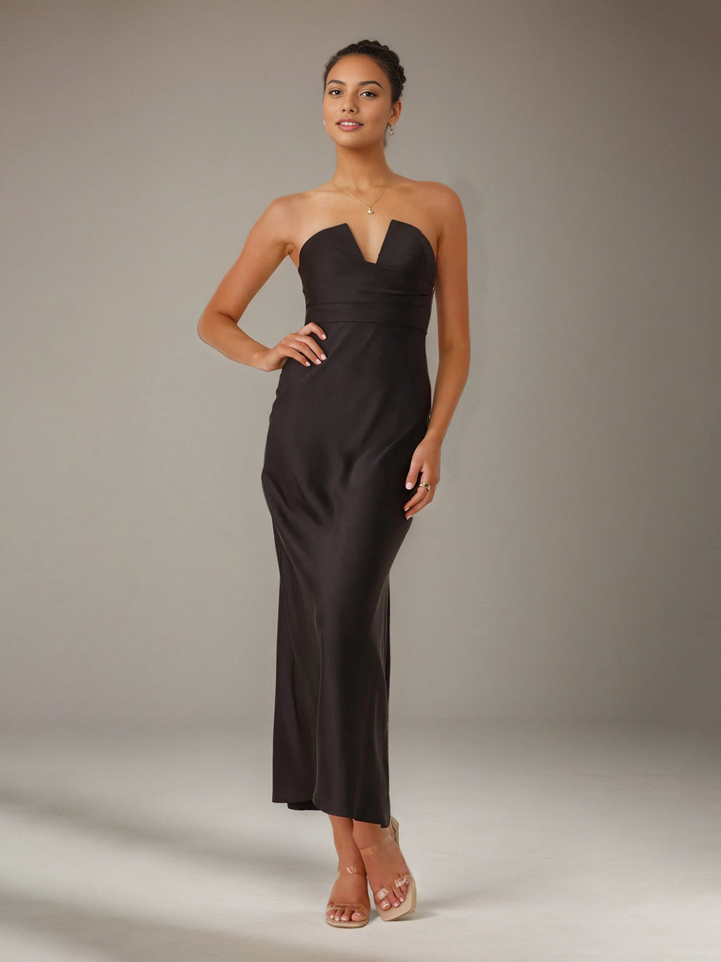 Vestido Longo Preto em Cetim Modelo Tubinho/Coluna com Decote em V e Comprimento no Tornozelo para Madrinhas