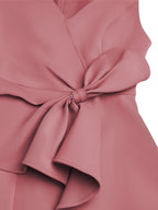 Abito midi rosa a tubino con scollo a V, volant, senza maniche e fiocco