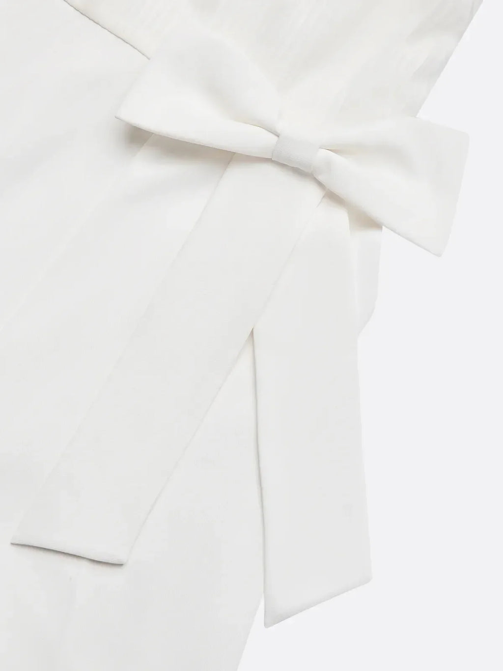Weißer Damen-Jumpsuit mit plissiertem Rüschen-Halfter, ärmellos und mit Strass