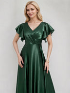 Grünes Satin A-Linien V-Ausschnitt bodenlanges Brautjungfernkleid mit Rüschen