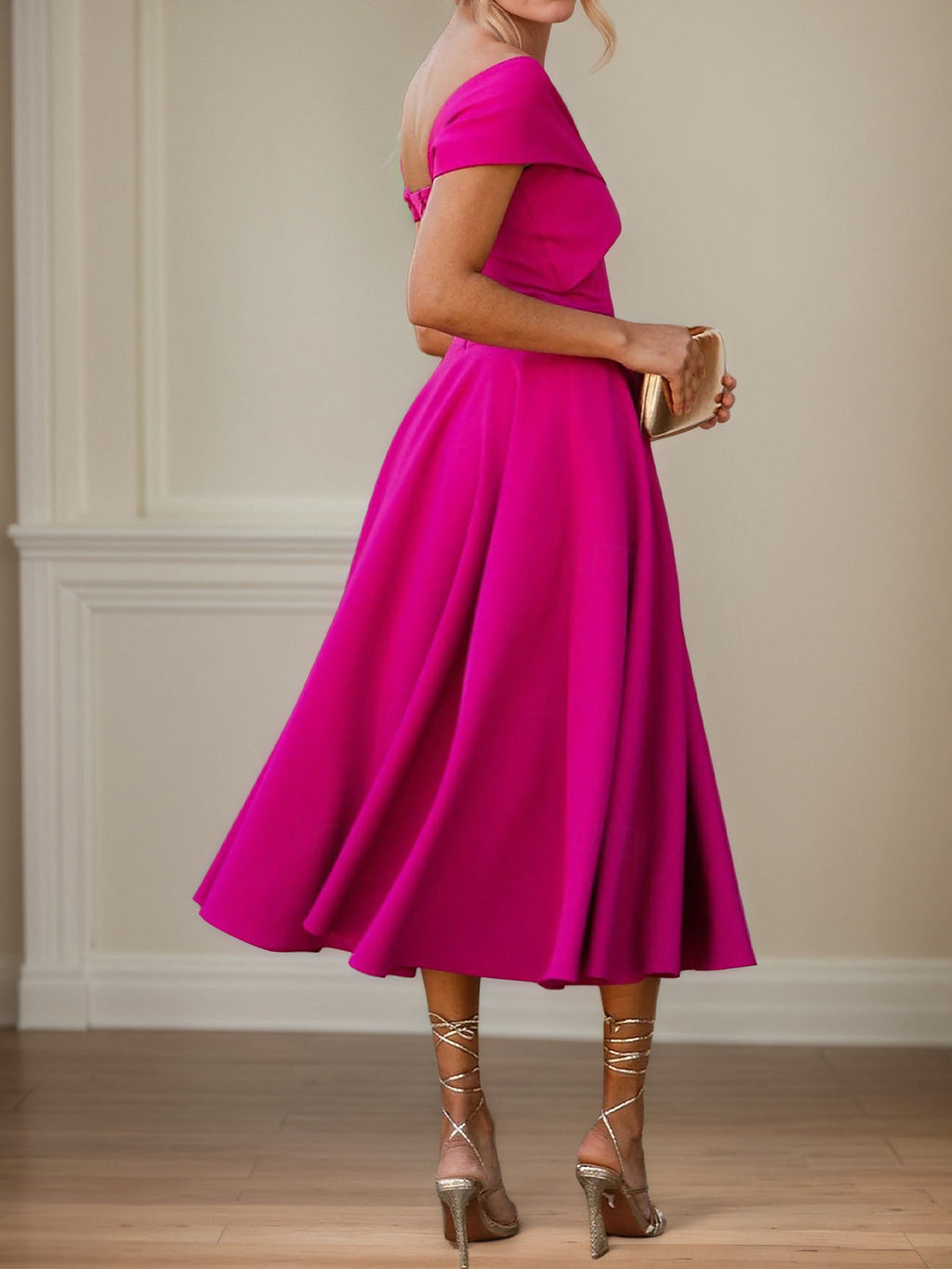 Vestido curto de mãe da noiva em crepe stretch fúcsia, linha A, ombro a ombro e mangas curtas, comprimento chá