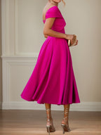Vestido curto de mãe da noiva em crepe stretch fúcsia, linha A, ombro a ombro e mangas curtas, comprimento chá