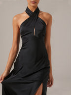 Vestido longo preto em cetim, corte tubo/coluna, decote halter e sem mangas