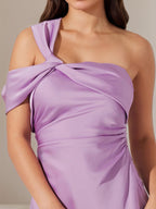Vestido lilás de cetim, modelo tubinho/coluna, um ombro só, sem mangas, comprimento até o tornozelo