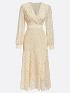 Abito midi albicocca dorato in chiffon, scollo a V, maniche lunghe a palloncino, linea ad A