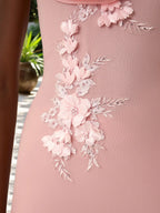 Rosa besticktes klassisches Wasserfallausschnitt ärmelloses Etui Midikleid