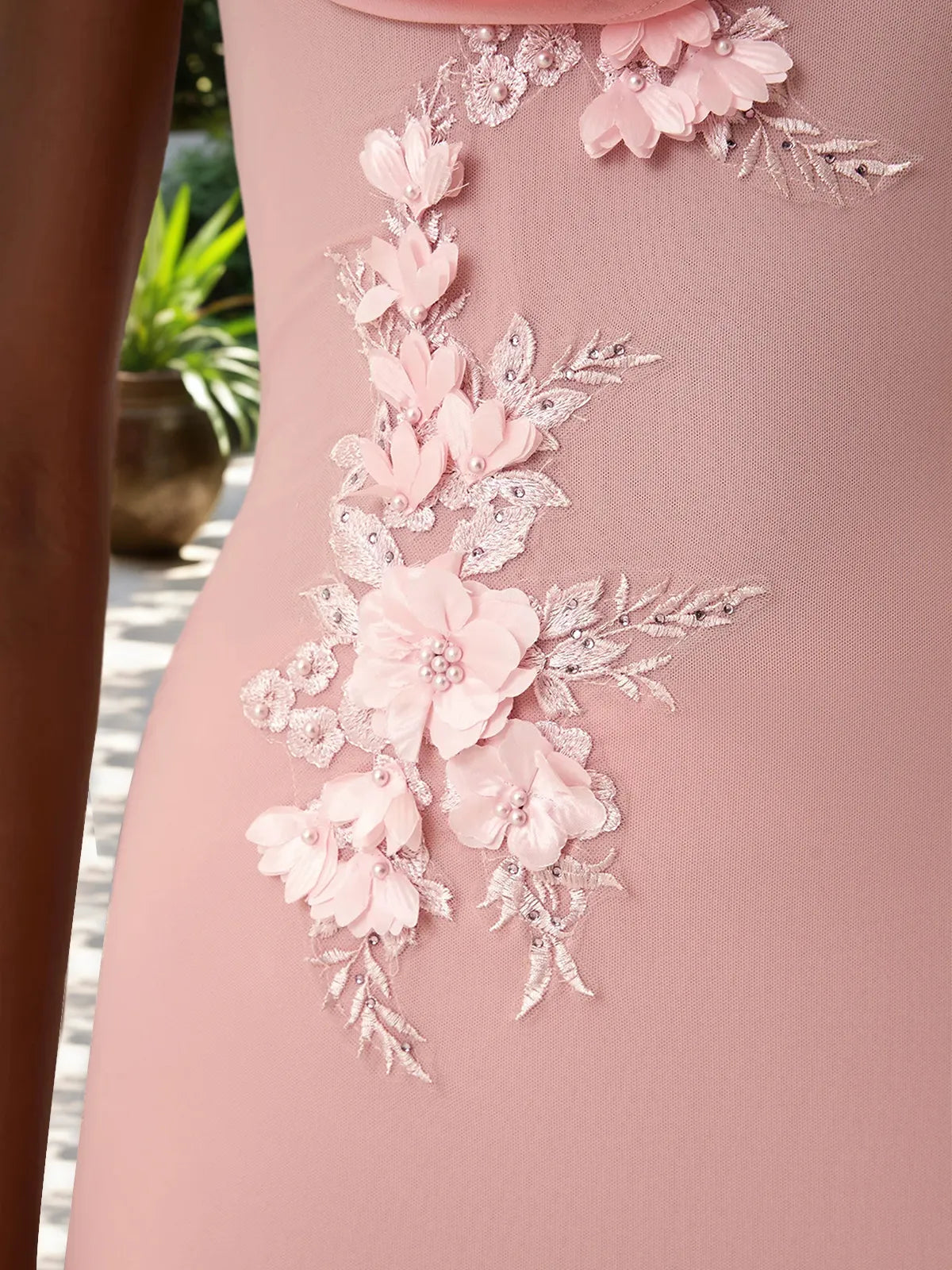 Rosa besticktes klassisches Wasserfallausschnitt ärmelloses Etui Midikleid