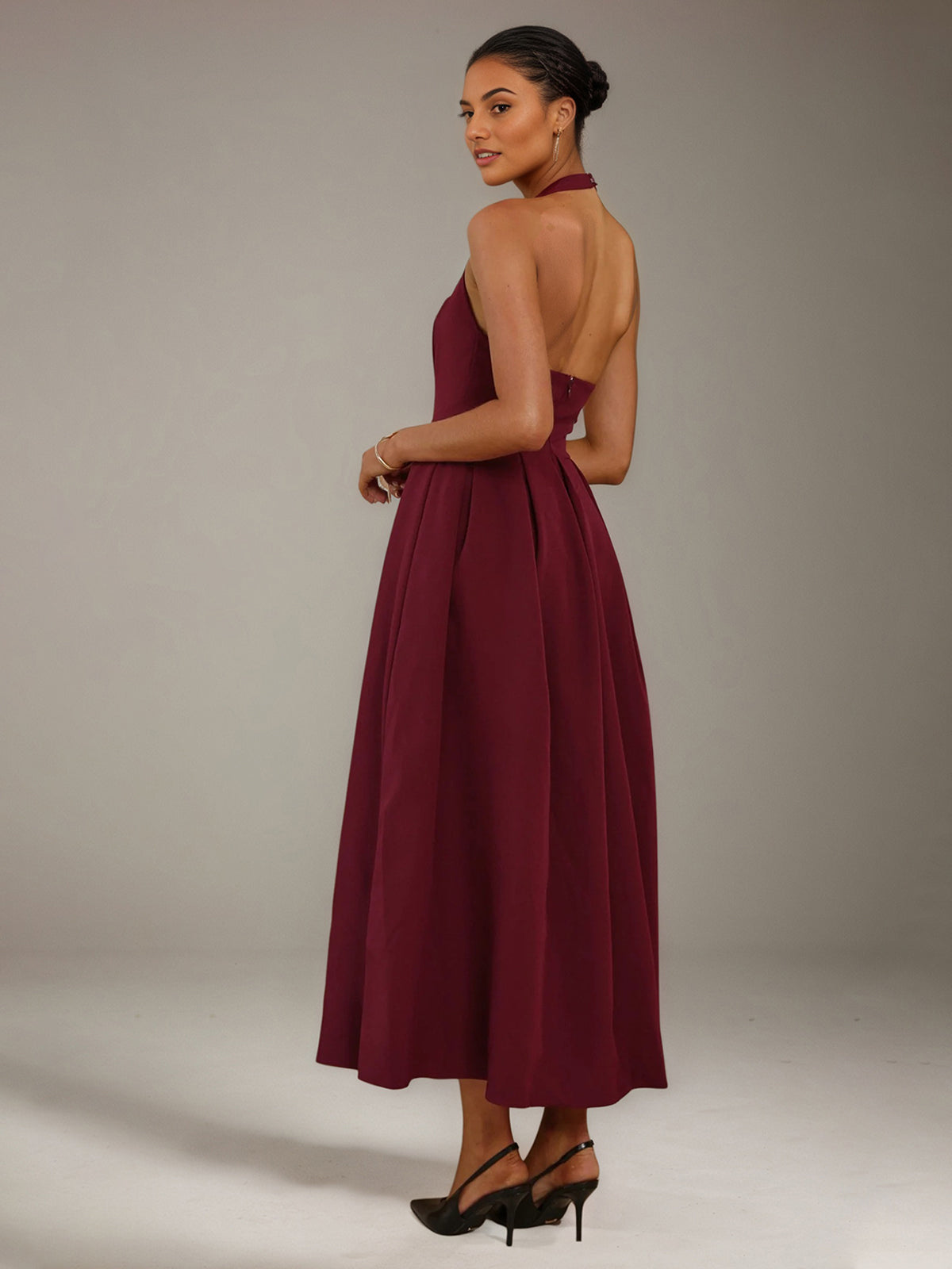 Abito da damigella a linea A in crepe elasticizzato color vino, con collo halter, senza maniche e lunghezza alla caviglia