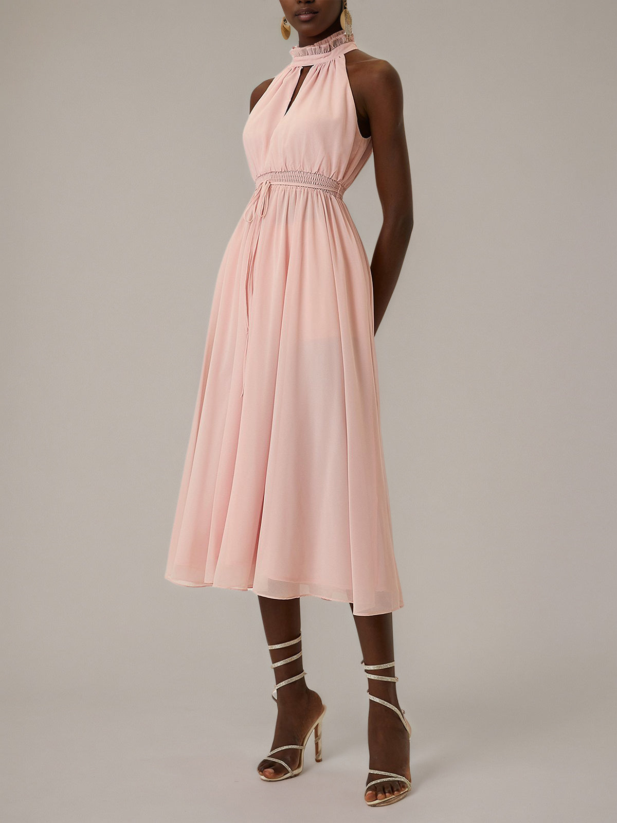 Vestidos rosa em chiffon com decote halter, sem mangas, comprimento tea