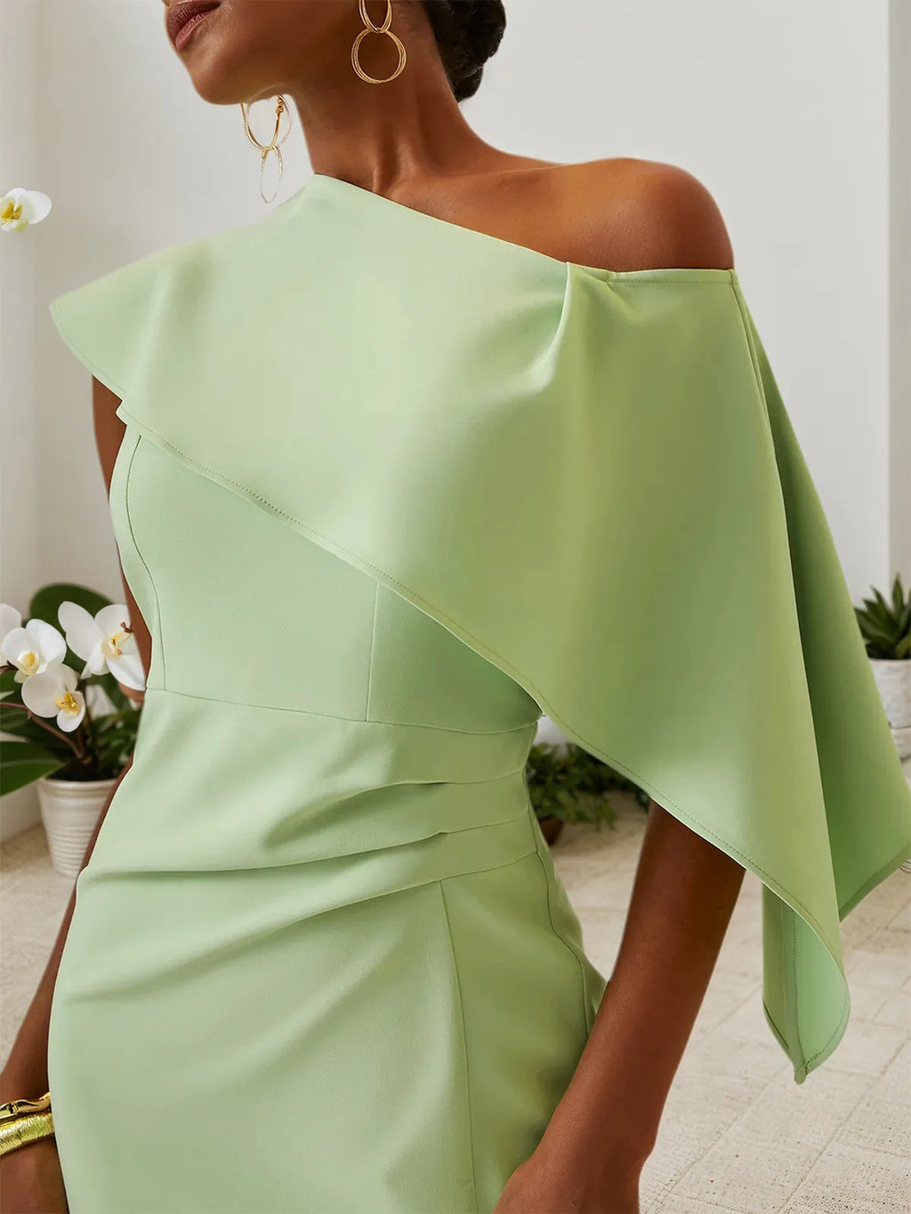 Vestido midi verde con un solo hombro y corte recto fruncido