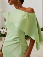 Vestido midi verde con un solo hombro y corte recto fruncido