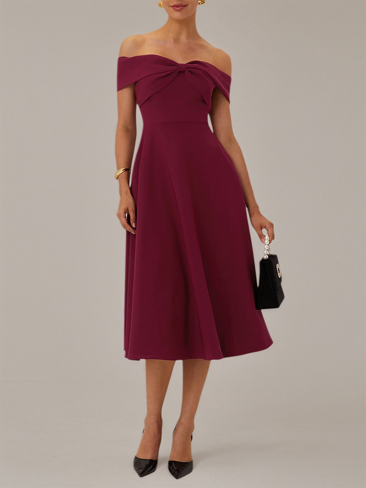 Abito a linea A color bordeaux in crepe elasticizzato senza spalline, scollatura a barca e lunghezza tea