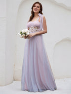 Vestido de madrinha rosa em tule, corte A, alças finas, sem mangas, comprimento até o chão, com aplicação