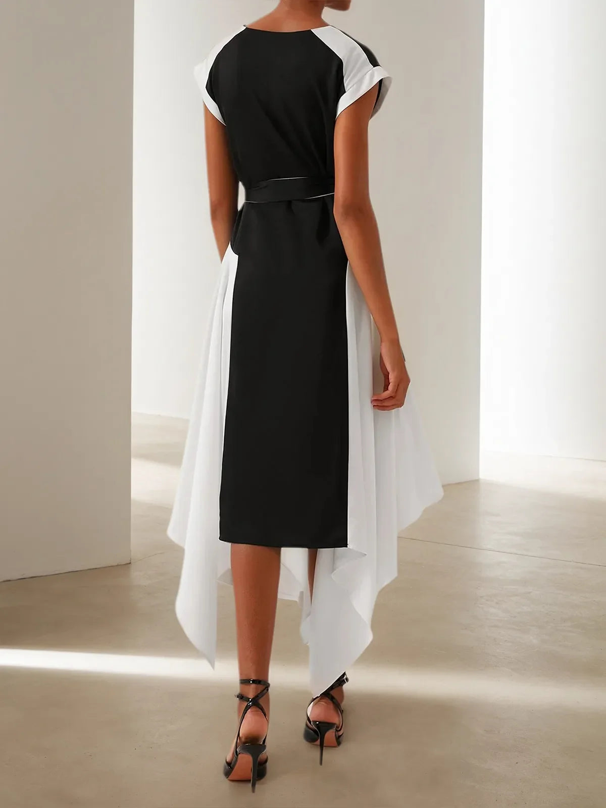 Robe midi noire, encolure en V, manches courtes, taille nouée, ligne A