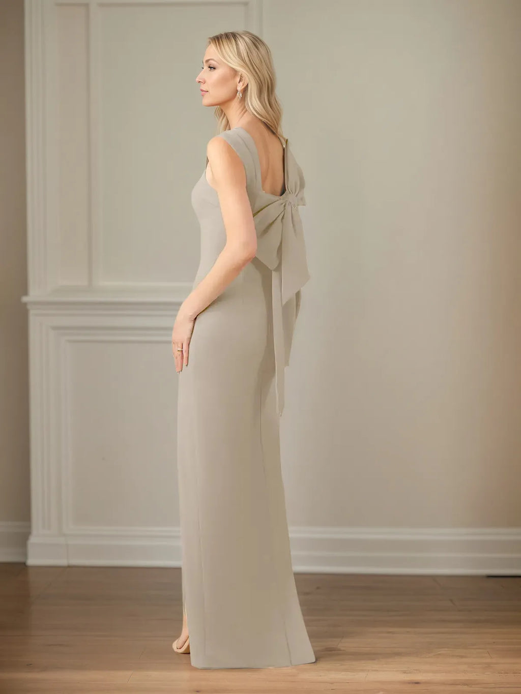 Abito da madre della sposa in chiffon, linea a colonna, scollo asimmetrico, senza maniche, plissettato e lunghezza fino al pavimento