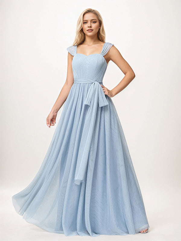 Abito da damigella azzurro polvere a linea A in tulle senza maniche e con scollo a barca, lunghezza fino a terra