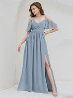 Vestido de madrinha azul claro em chiffon corte evasê com alças finas e mangas com babados, comprimento até o chão