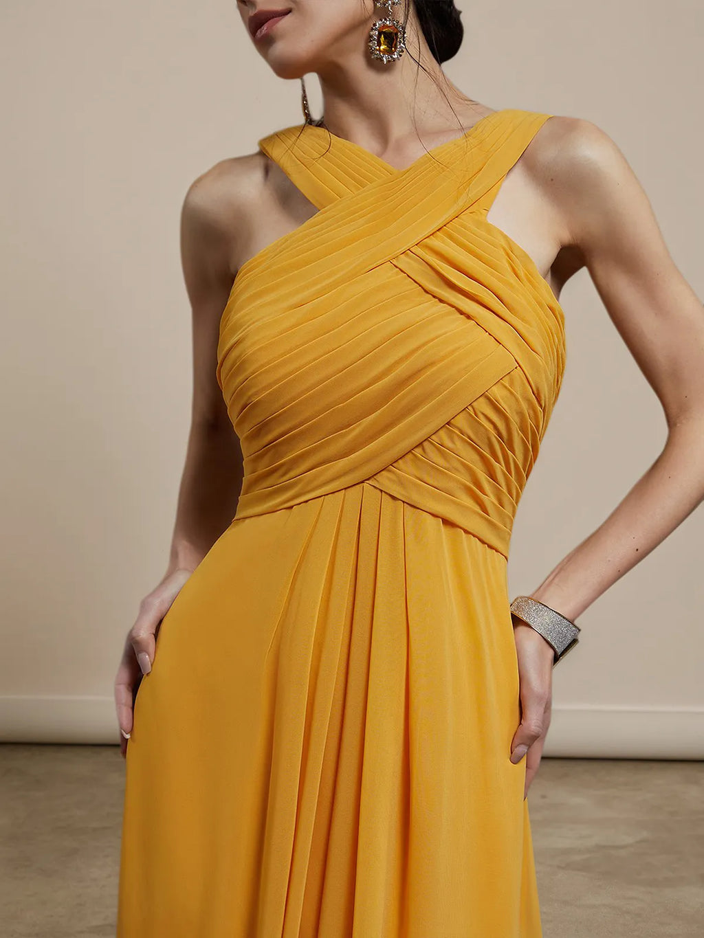 Robe maxi ligne A jaune en chiffon plissé à col croisé sans manches pour demoiselle d'honneur